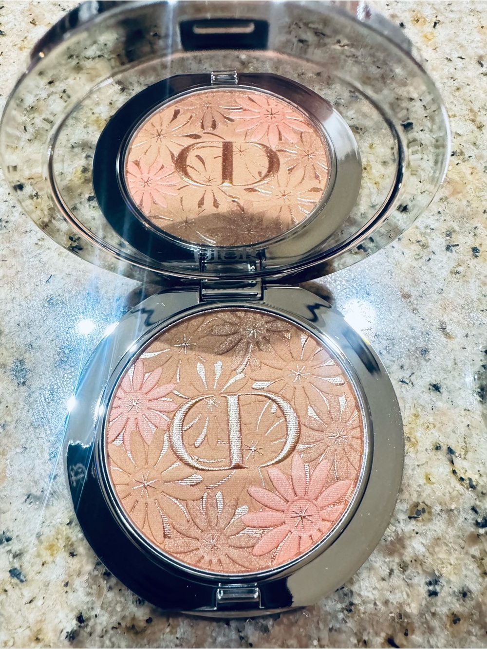 Dior White Daisy Embossed Compact with Red Ladybug Accent coral bronze - Picture 2 of 13